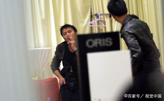 谢霆锋吸烟的样子很娴熟,一看就是有多年烟龄的老烟民.